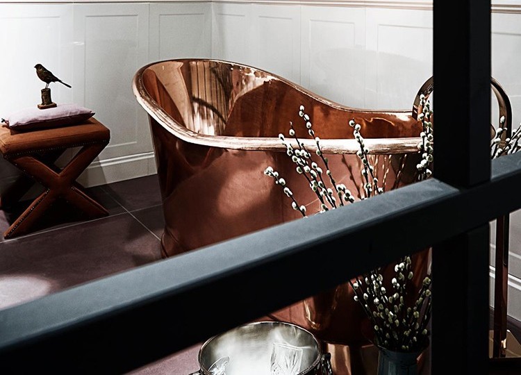 07. Luxury Bath Gallery - Muubs Copper Bath- classical bathtub made out of copper inside a bathroom